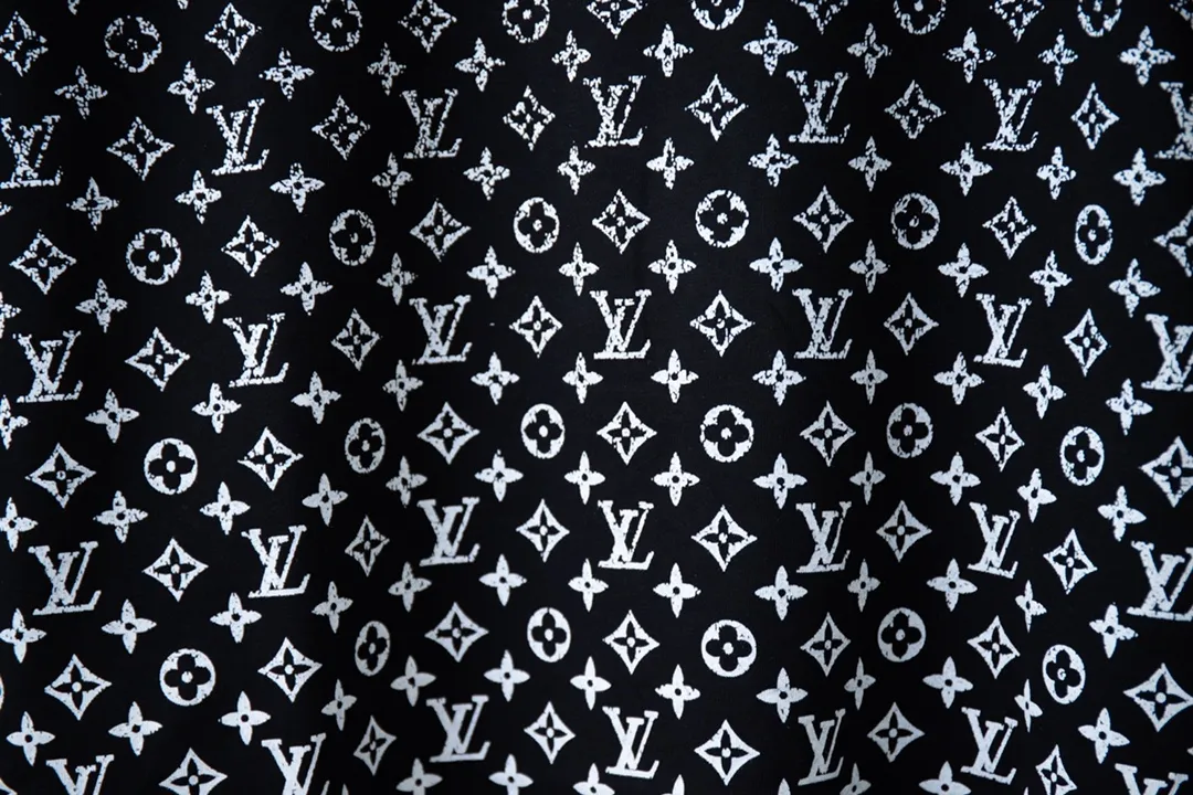 🅿️180 High-quality Lv 2025 early spring new style, MONOGRAM presbyopic gradient short-sleeved T-shirt, which uses digital printing technology to render pixel light and shadow for the Monogram gradient pattern. Its silk-screen texture and knitting effect complement each other, and the logo hardware is customized on the side. Synchronized with the official website, pure cotton fabrics at the counter! Comfortable against the skin, durable and easy to wear, meticulous original craftsmanship, custom-made 260g vat-dyed fabric, very comfortable to the touch, latest brick cabinet synchronization, OS off-shoulder version, fashionable and individual, super versatile and good-looking, very suitable for both men and women, must-have style, hang tag, collar label, washed wheat, complete with three labels S M L XL